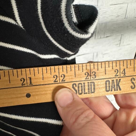 Isaac Mizrahi women’s T-shirt black white nautical striped feminine cozycore - Picture 9 of 10